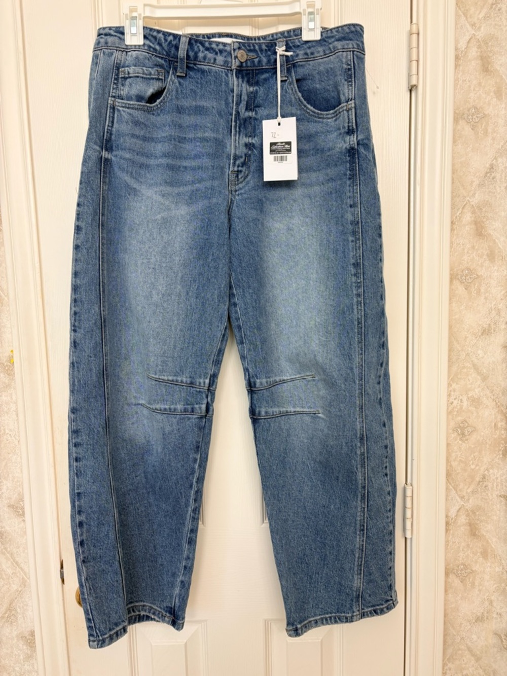 Merle Norman Barrel Jeans in Medium Blue Wash